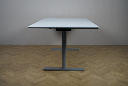 Duba B8 mødebord set fra siden i hvid med metalgråt stel