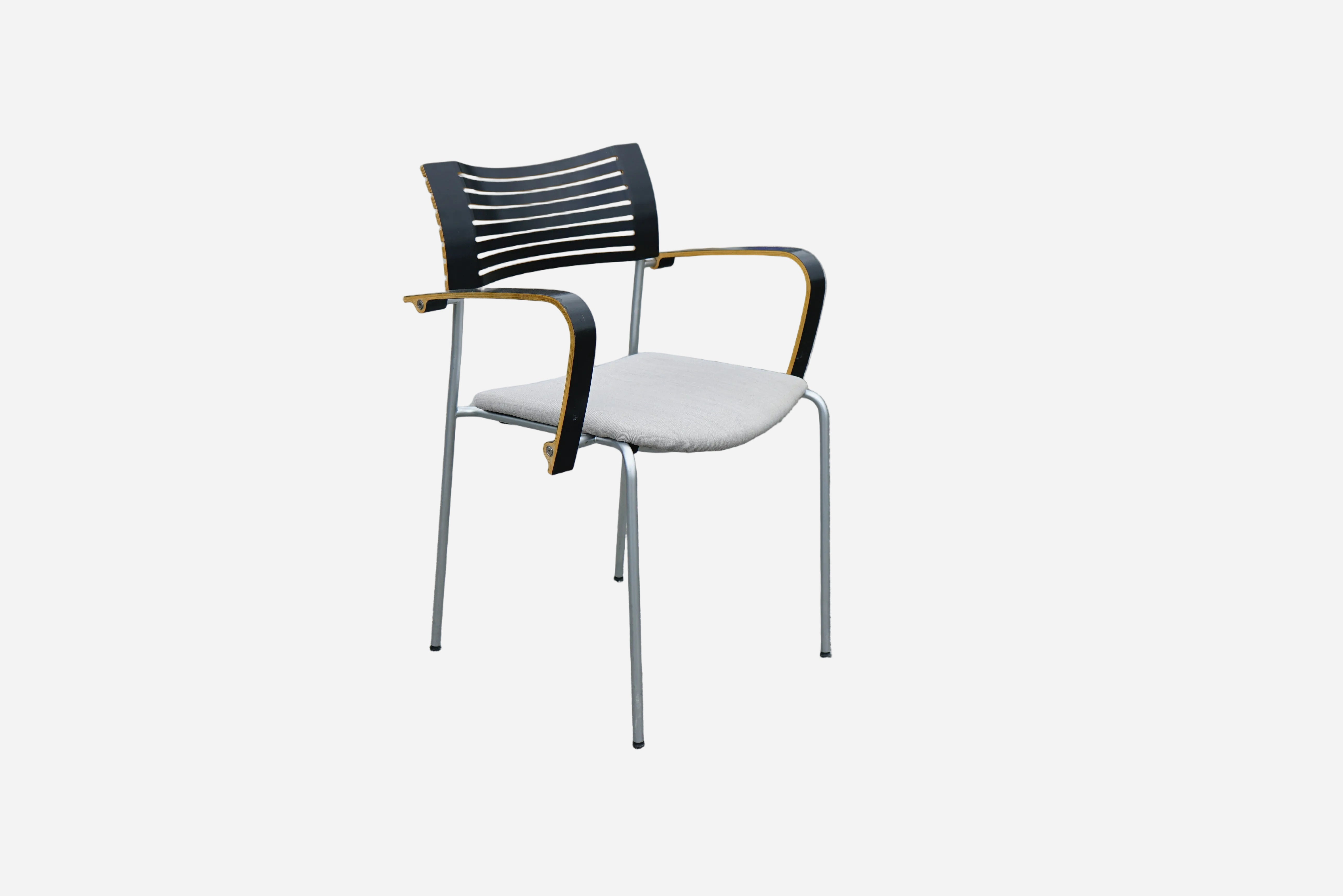 Duba B8 Runner konferencestol designet af Kasper Salto med sort ryg, gråt polstret sæde og armlæn med trækant set skråt