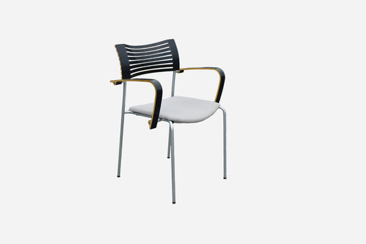 Duba B8 Runner konferencestol designet af Kasper Salto med sort ryg, gråt polstret sæde og armlæn med trækant set skråt