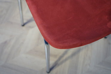 Close-up af rød velour sæde og ryglæn på Duba B8 konferencestol