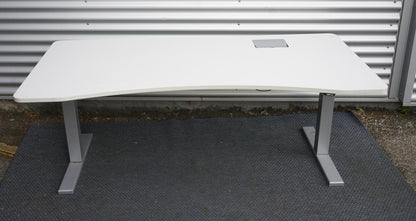 Frontvisning af Duba hæve-sænkebord 180x90 cm med hvid bordplade, mavebue og gråt understel.