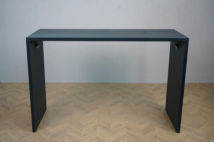 Duba højbord i sort set forfra med elegante gavle og moderne design