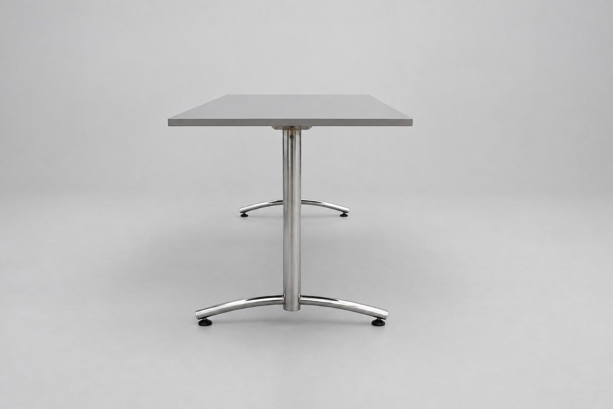 EFG Avec konferencebord 180x75 cm med grå laminatplade og kromstel – set fra siden