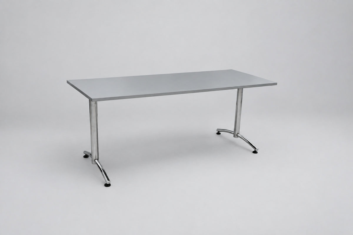 EFG Avec mødebord 180x75 cm med grå laminatbordplade og kromstel – skrå vinkel