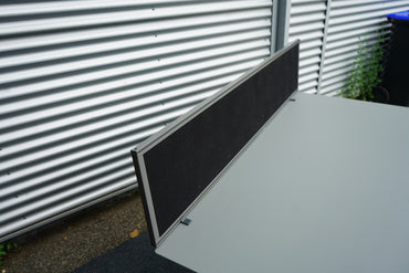 Sidevisning af EFG bordskærm 120x40 cm i sort kvalitetsstof med akustisk skum