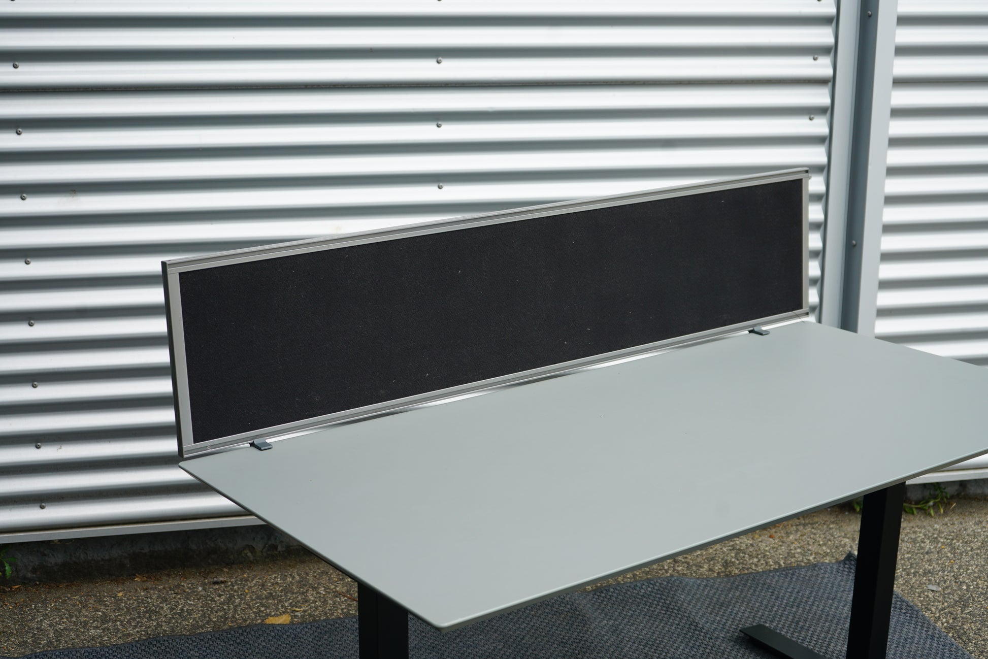 EFG bordskærm 120x40 cm i sort Premium-design med akustisk skum set fra skrå vinkel