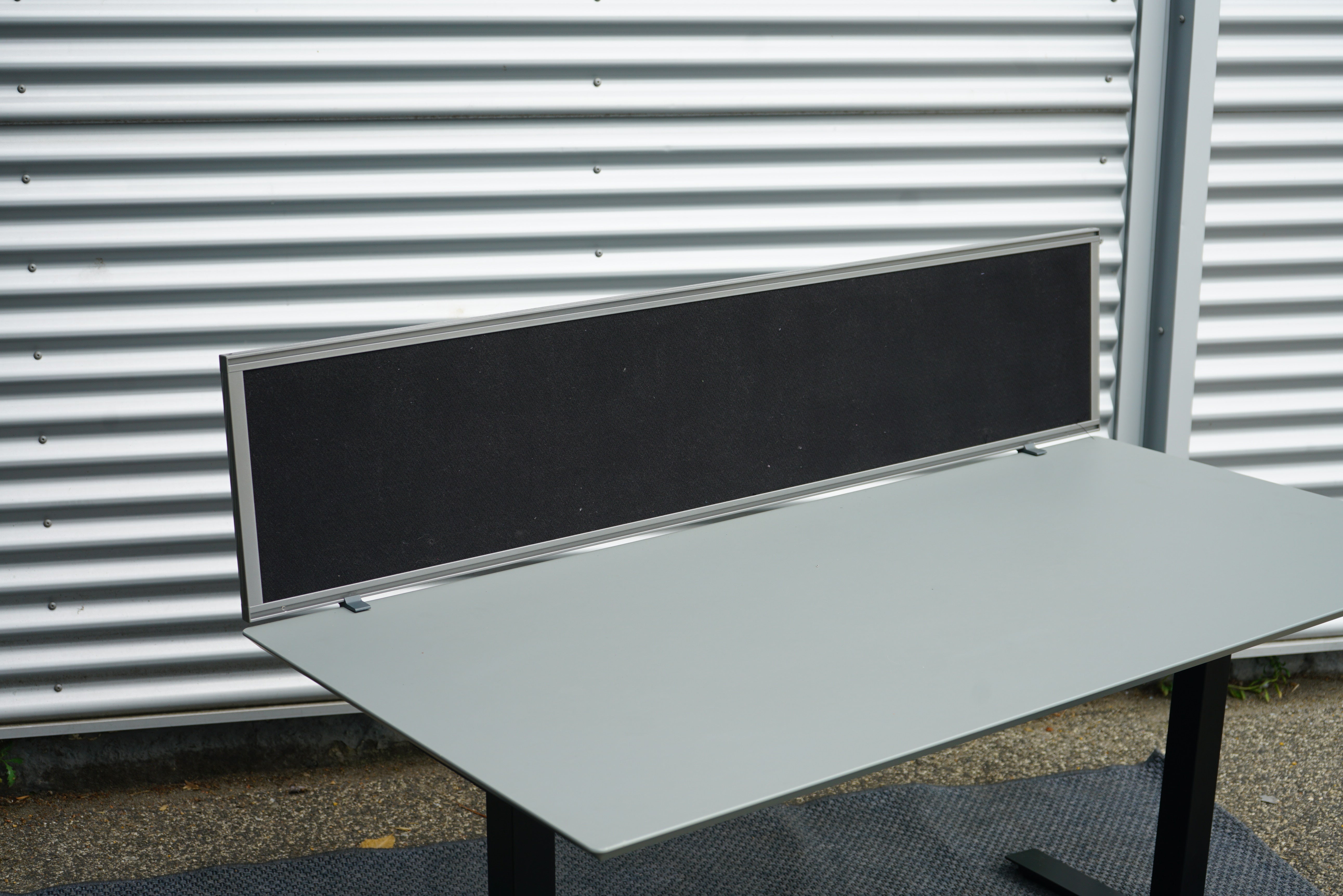 EFG bordskærm 120x40 cm i sort Premium-design med akustisk skum set fra skrå vinkel