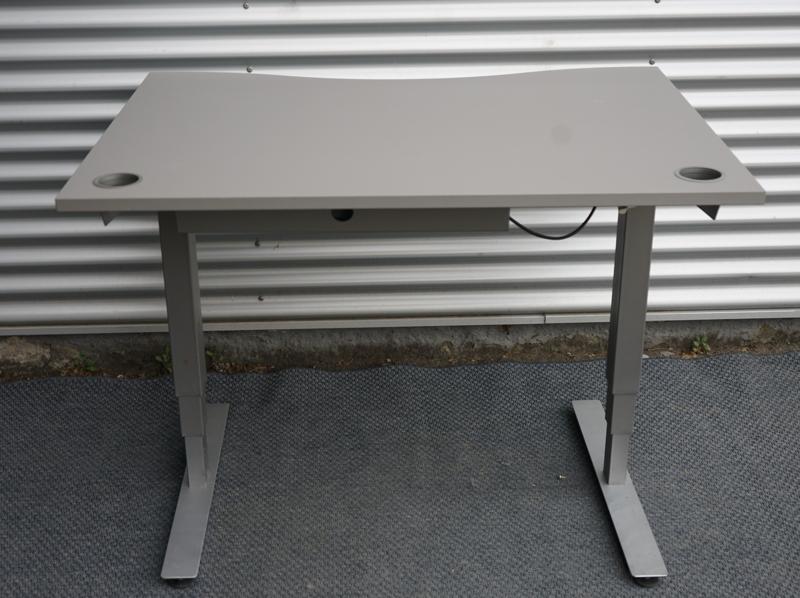 EFG hæve-sænkebord 120x90 i grå med bue set bagfra med solidt og justerbart understel.