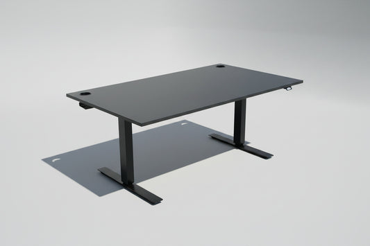 EFG hæve-sænkebord 160x90 cm med antracitgrå laminatbordplade, sort stel, 2 kabelgennemføringer og sort kabelbakke set forfra.