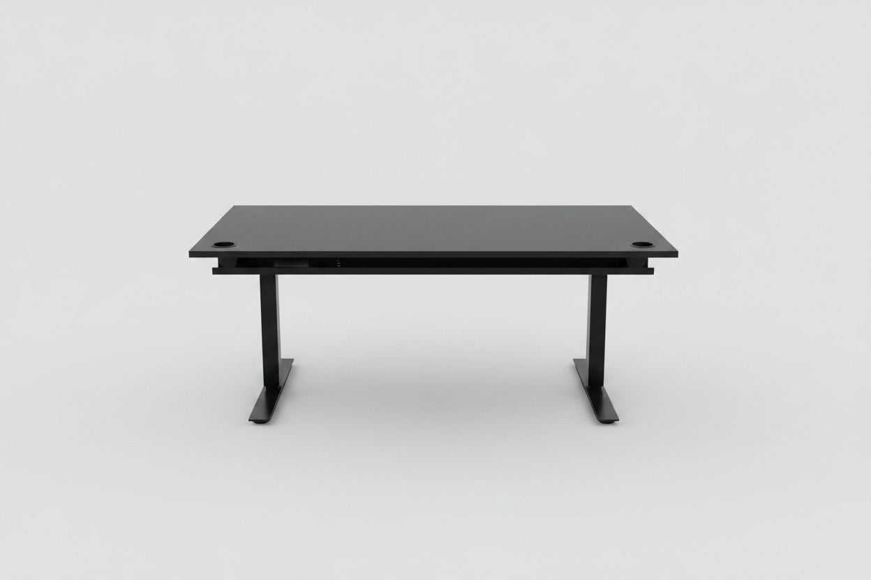 Bagfra af EFG hæve-sænkebord 160x90 cm med sort stel, 2 kabelgennemføringer og sort kabelbakke til effektiv kabelstyring.