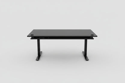 Bagfra af EFG hæve-sænkebord 160x90 cm med sort stel, 2 kabelgennemføringer og sort kabelbakke til effektiv kabelstyring.