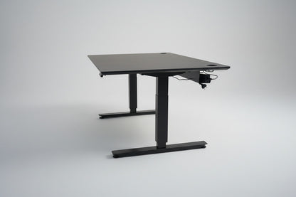EFG hæve-sænkebord 160x90 cm set fra siden med sort linoleumsbordplade, sort stel og integreret sort kabelbakke.