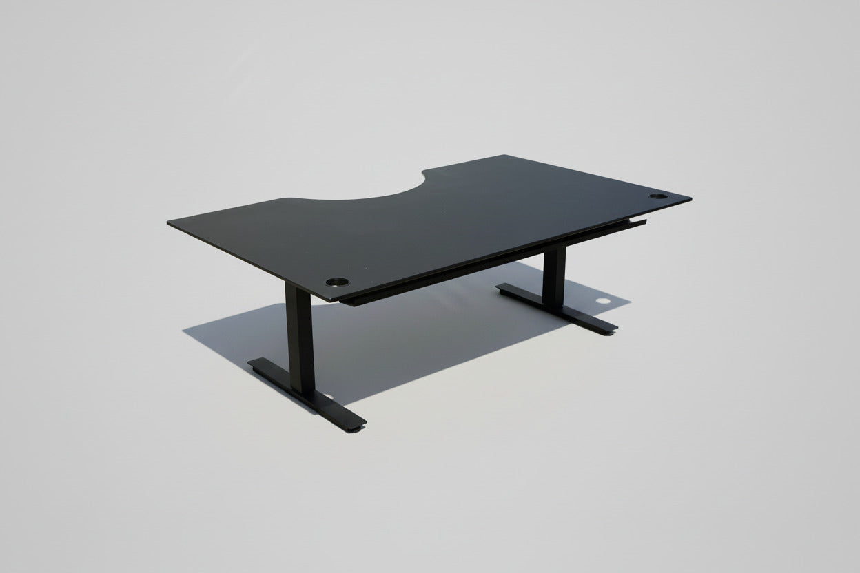 EFG hæve-sænkebord 180x110 cm set bagfra med sort stel, sort kabelbakke og sort linoleumsbordplade.