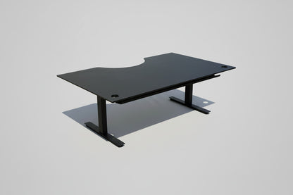 EFG hæve-sænkebord 180x110 cm set bagfra med sort stel, sort kabelbakke og sort linoleumsbordplade.
