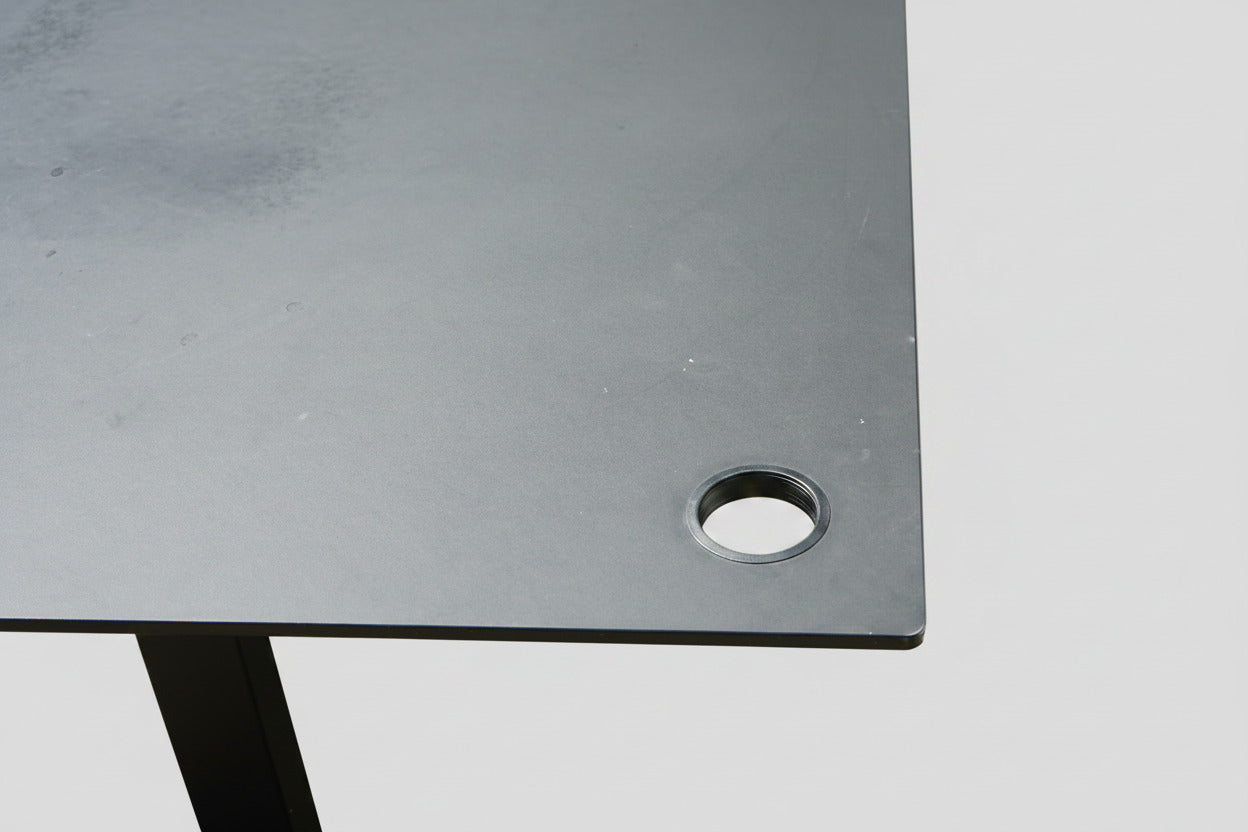 Close up af EFG hæve-sænkebord med sort linoleumsbordplade og ergonomisk mavebue i eksklusiv kvalitet.