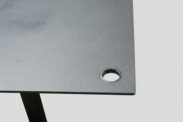 Close up af EFG hæve-sænkebord med sort linoleumsbordplade og ergonomisk mavebue i eksklusiv kvalitet.
