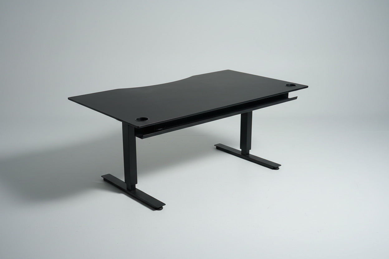 Bagfra af EFG hæve-sænkebord 160x90 cm med sort stel, sort kabelbakke og 2 kabelgennemføringer til effektiv kabelstyring.