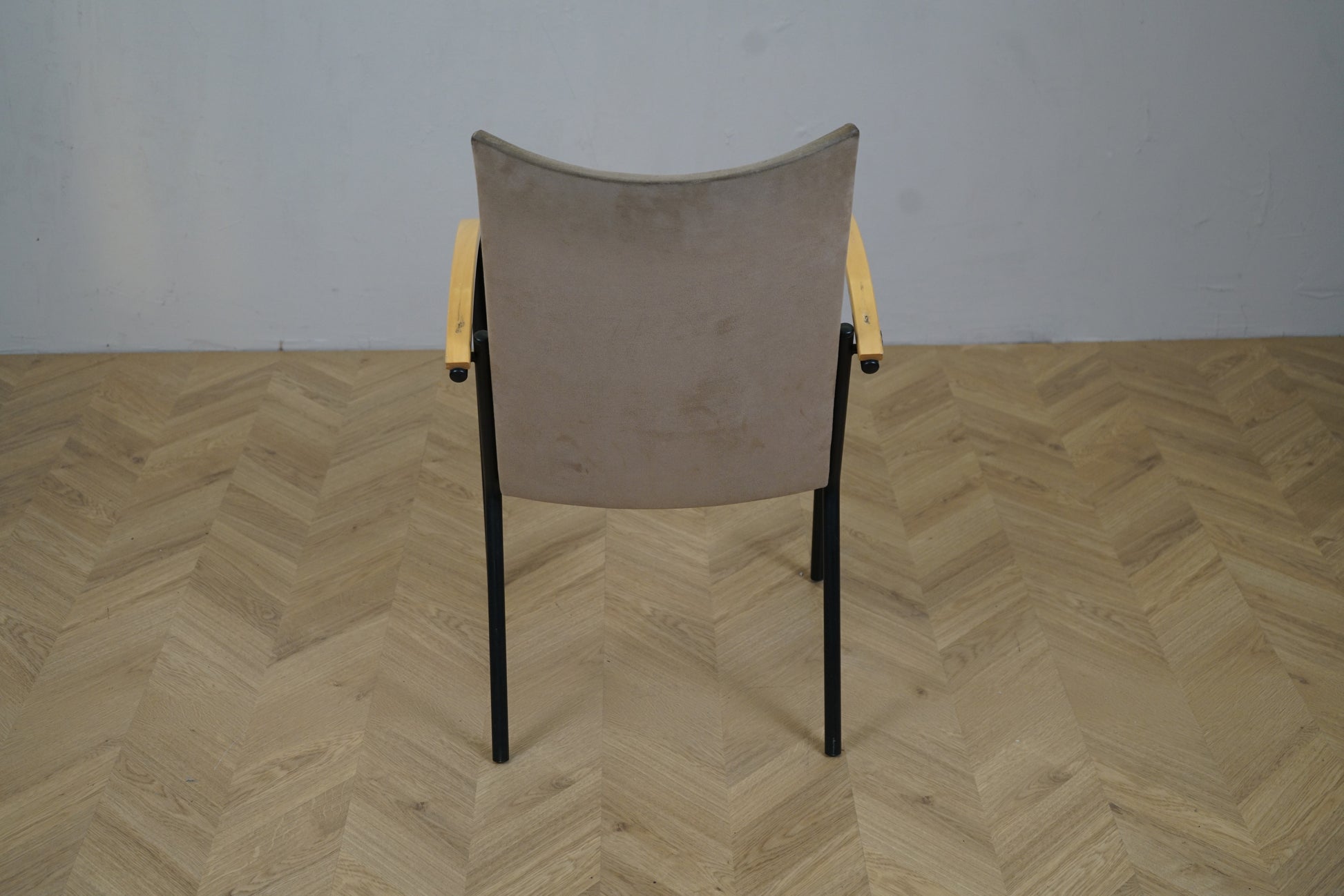 EFG konferencestol sort sæde og beige ryglæn set bagfra – stilren stol til møder, konferencer og spisestuer