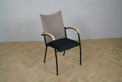 EFG konferencestol i sort og beige med armlæn i træ set fra skrå vinkel – tidløst design til mødelokale eller spisebord