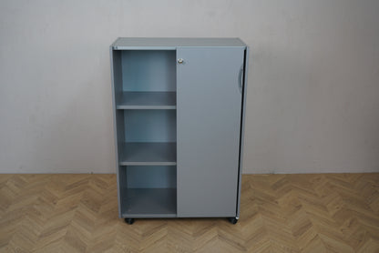 EFG kontorskab i lysegrå med hylder og hjul – frontbillede åbent, 120x80x40 cm