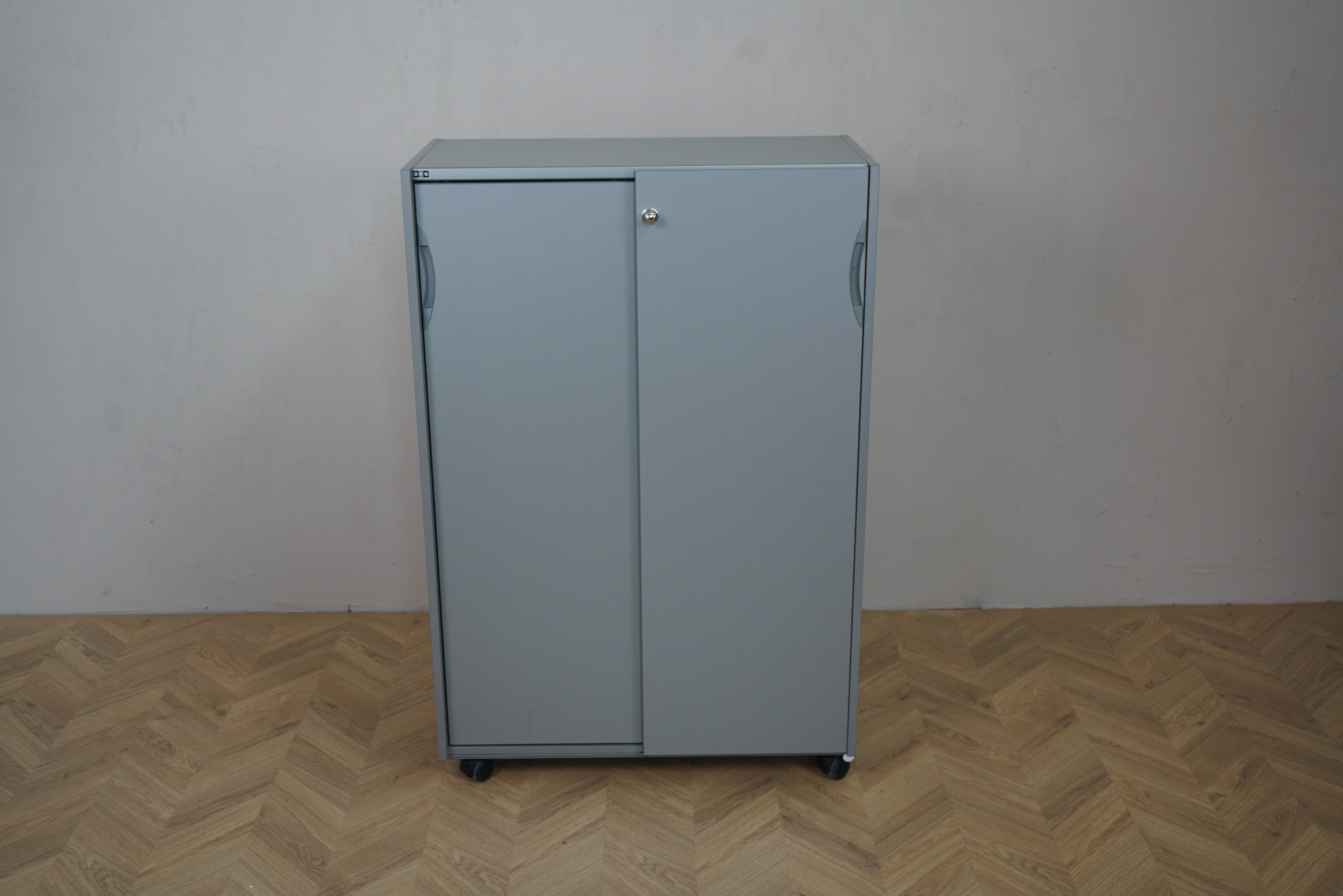 EFG kontorskab i lysegrå med lås og hjul – frontbillede, 120x80x40 cm