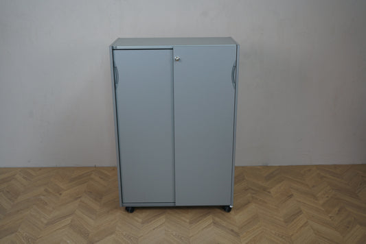 EFG kontorskab i lysegrå med lås og hjul – frontbillede, 120x80x40 cm