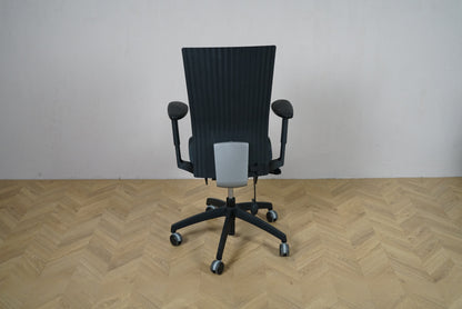 EFG kontorstol set bagfra med sort ryglænspanel, armlæn og stabilt sort fodkryds.