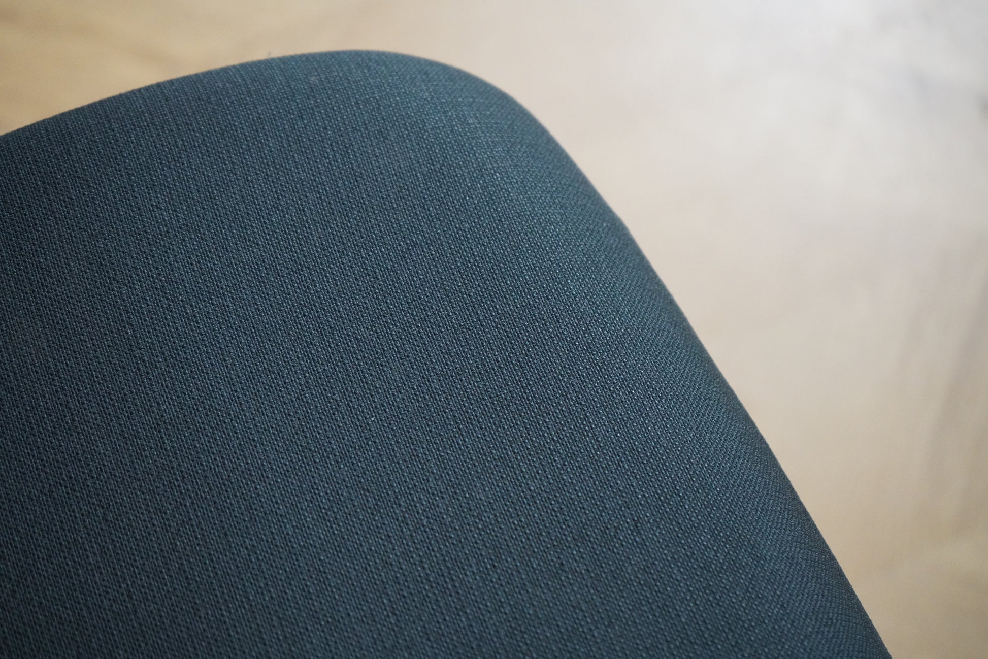 Nærbillede af sædets polstring på EFG kontorstolen, der viser stoffets struktur og kvalitet.