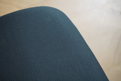 Nærbillede af sædets polstring på EFG kontorstolen, der viser stoffets struktur og kvalitet.