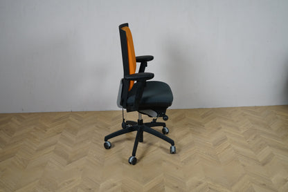EFG kontorstol set fra siden med orange ryglæn, armlæn og ergonomisk sæde på sort fodkryds.