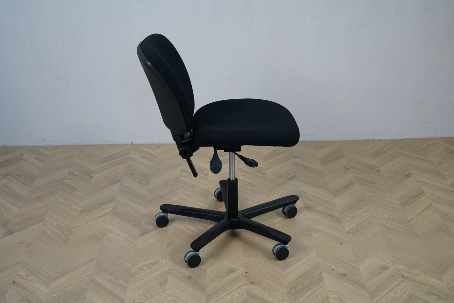 EFG sort kontorstol set fra siden med rygvip, højdejusterbar ryg og lændestøtte.