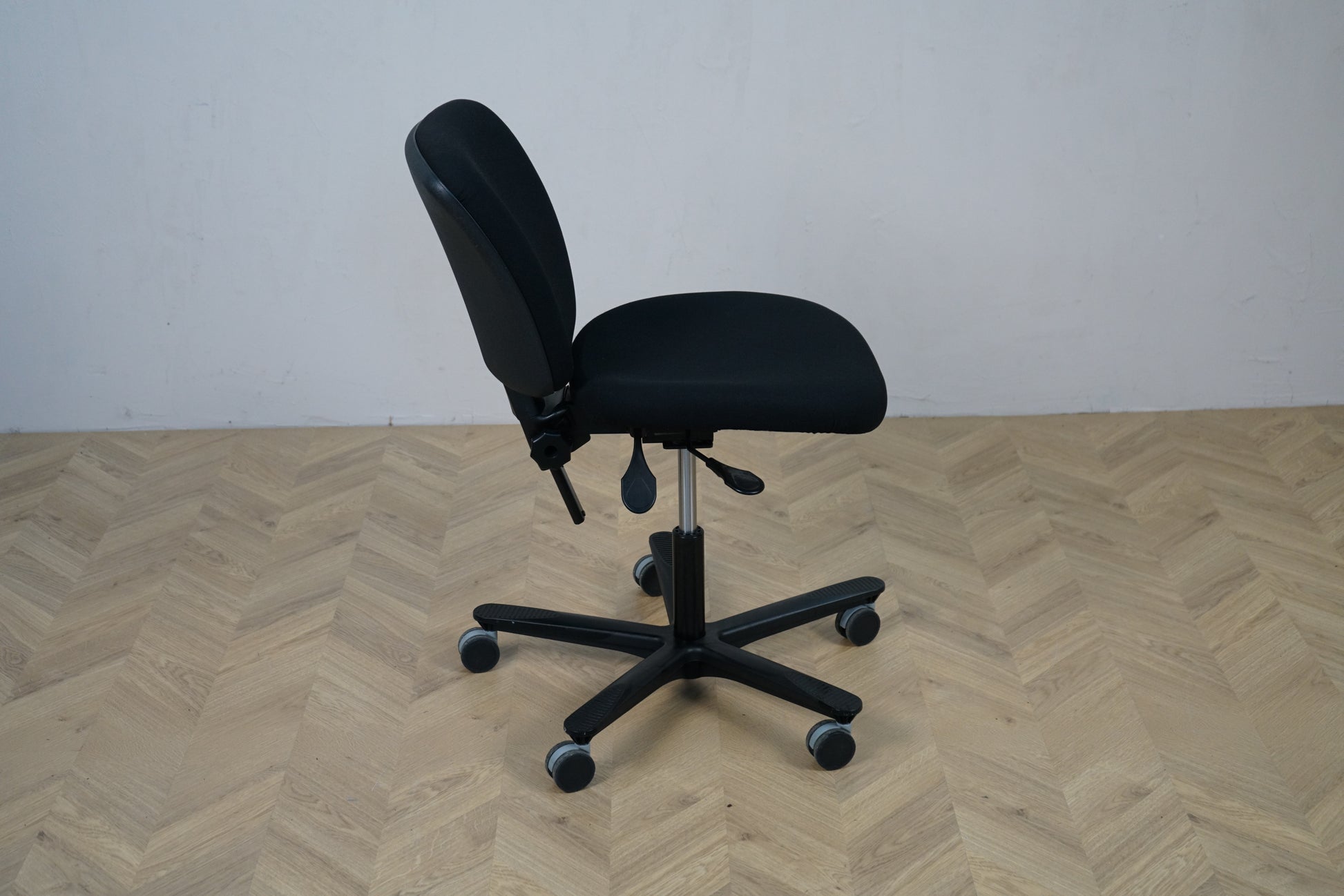 EFG sort kontorstol set fra siden med rygvip, højdejusterbar ryg og lændestøtte.