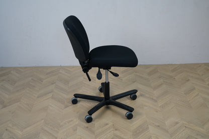 EFG sort kontorstol set fra siden med rygvip, højdejusterbar ryg og lændestøtte.