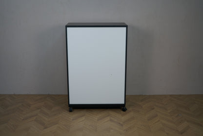 EFG skydedørskab set bagfra med hjul og robust konstruktion