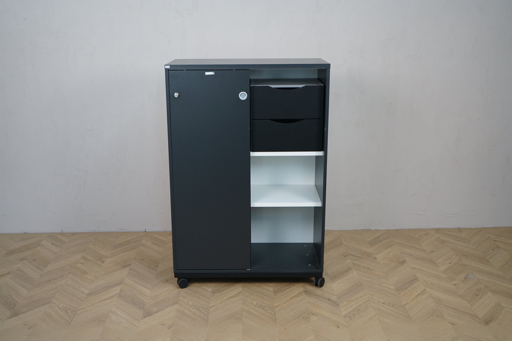 EFG skydedørskab set forfra med højre skydedør åben og synlige rum