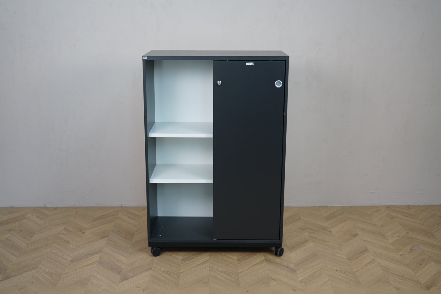 EFG skydedørskab set forfra med venstre skydedør åben og skuffe synlig