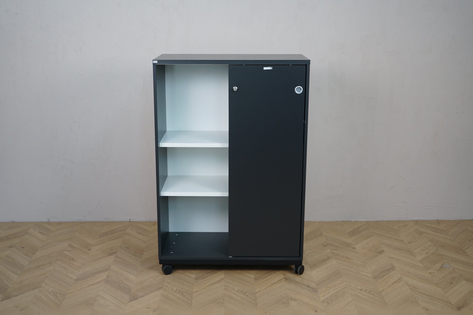 EFG skydedørskab set forfra med venstre skydedør åben og skuffe synlig