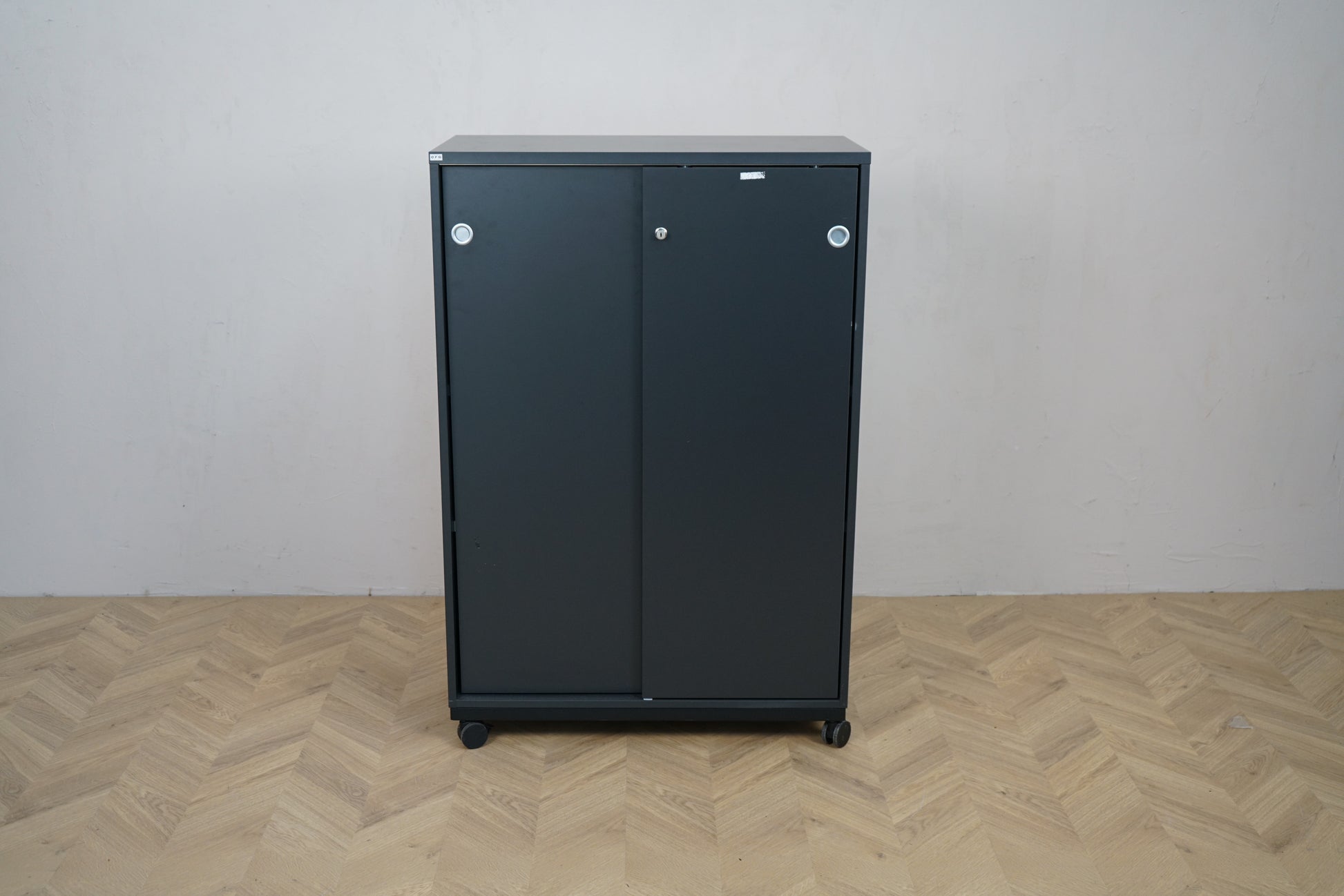 EFG skydedørskab i antracitgrå med hjul set forfra