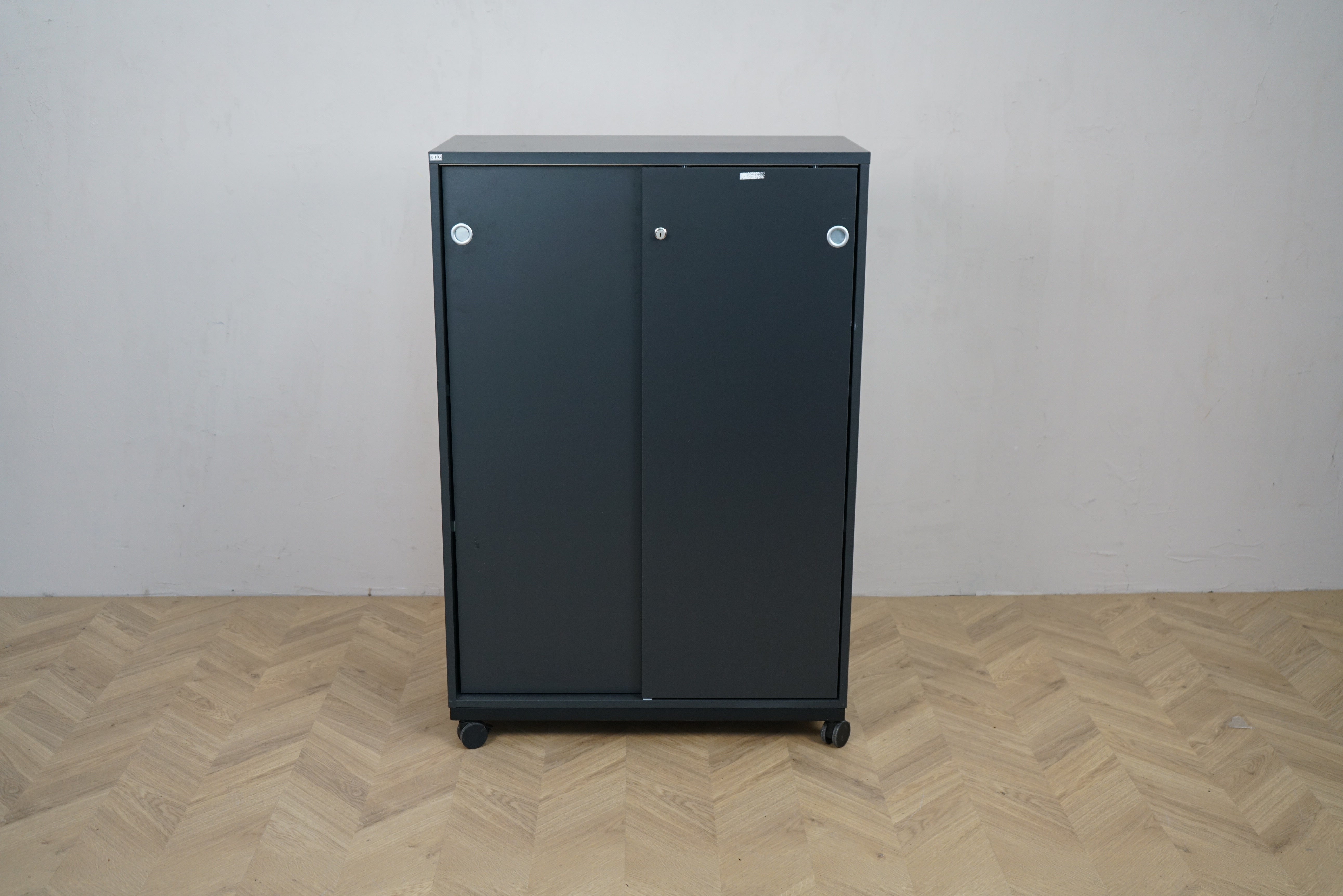 EFG skydedørskab i antracitgrå med hjul set forfra