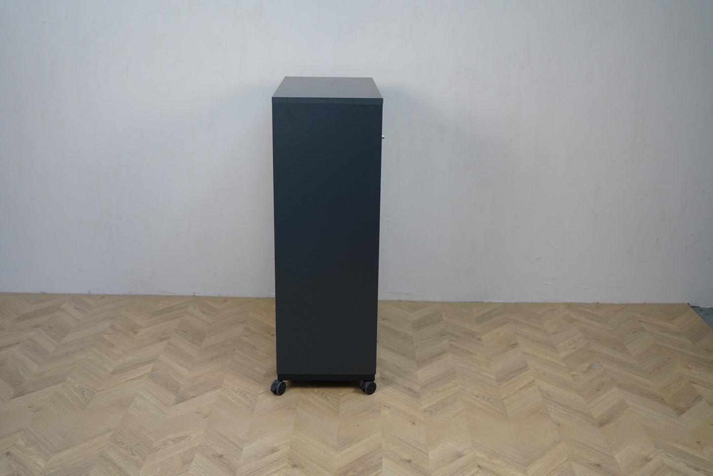 EFG skydedørskab set fra siden i antracitgrå med hjul