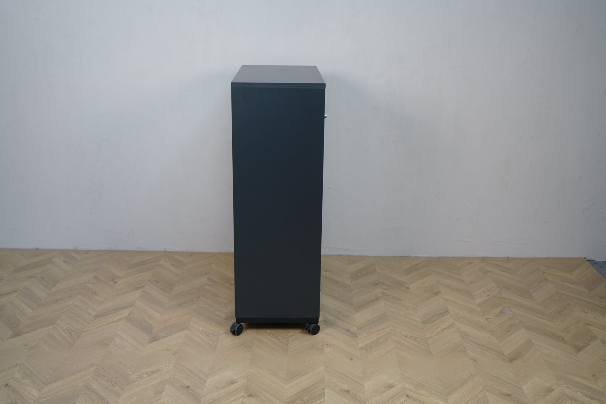 EFG skydedørskab set fra siden i antracitgrå med hjul