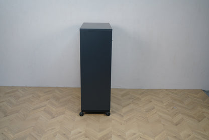 EFG skydedørskab set fra siden i antracitgrå med hjul