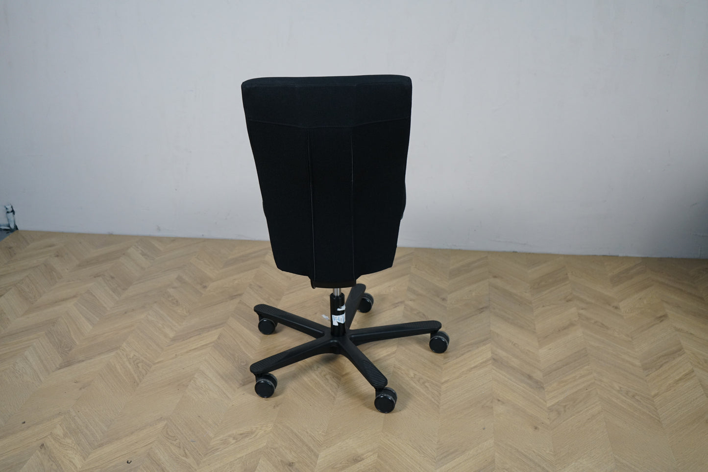 EFG Splice kontorstol i sort med høj ryg set bagfra