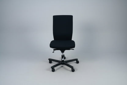 EFG Splice sort kontorstol med høj ryg set forfra.