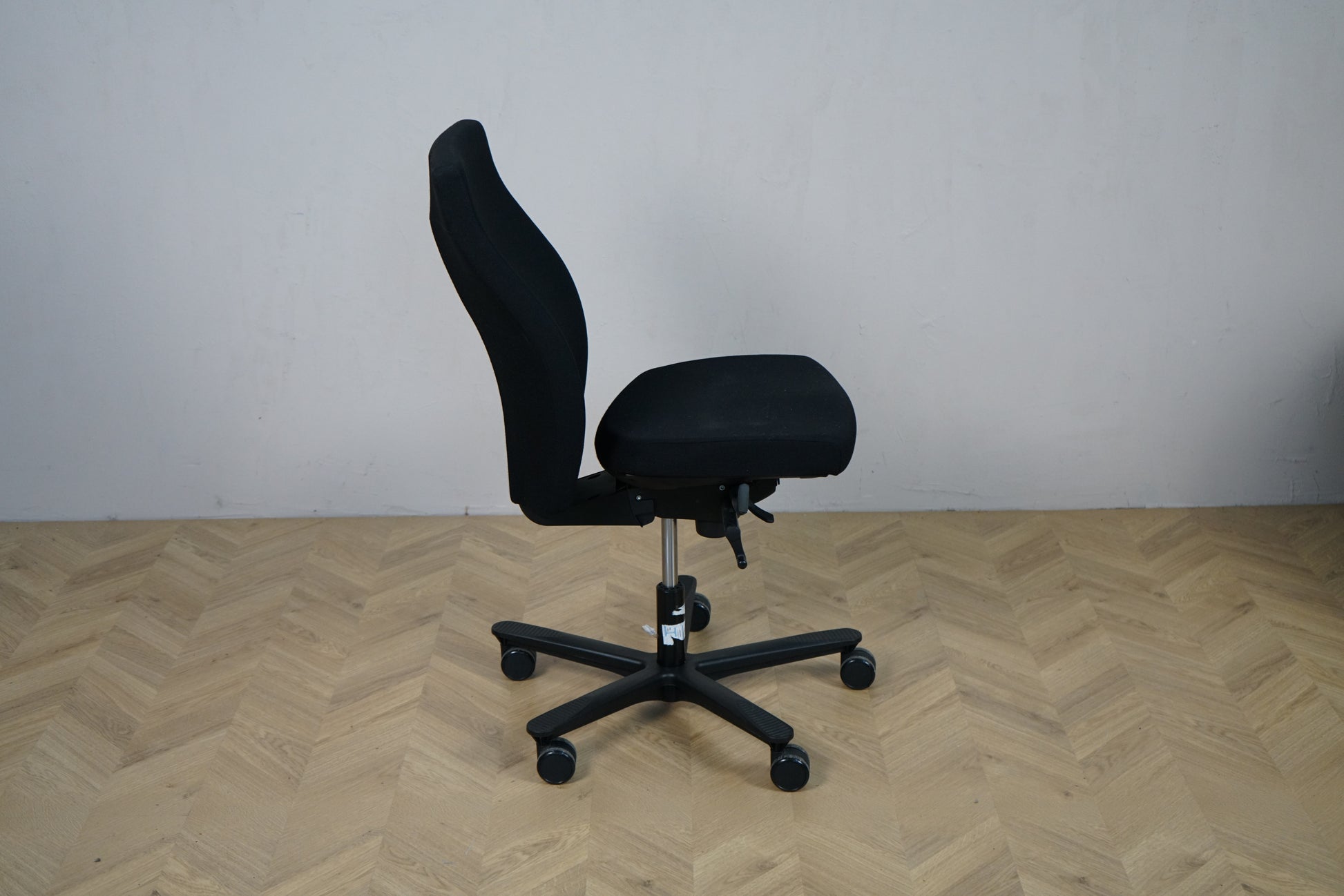 EFG Splice sort kontorstol set fra siden med ergonomisk høj ryg