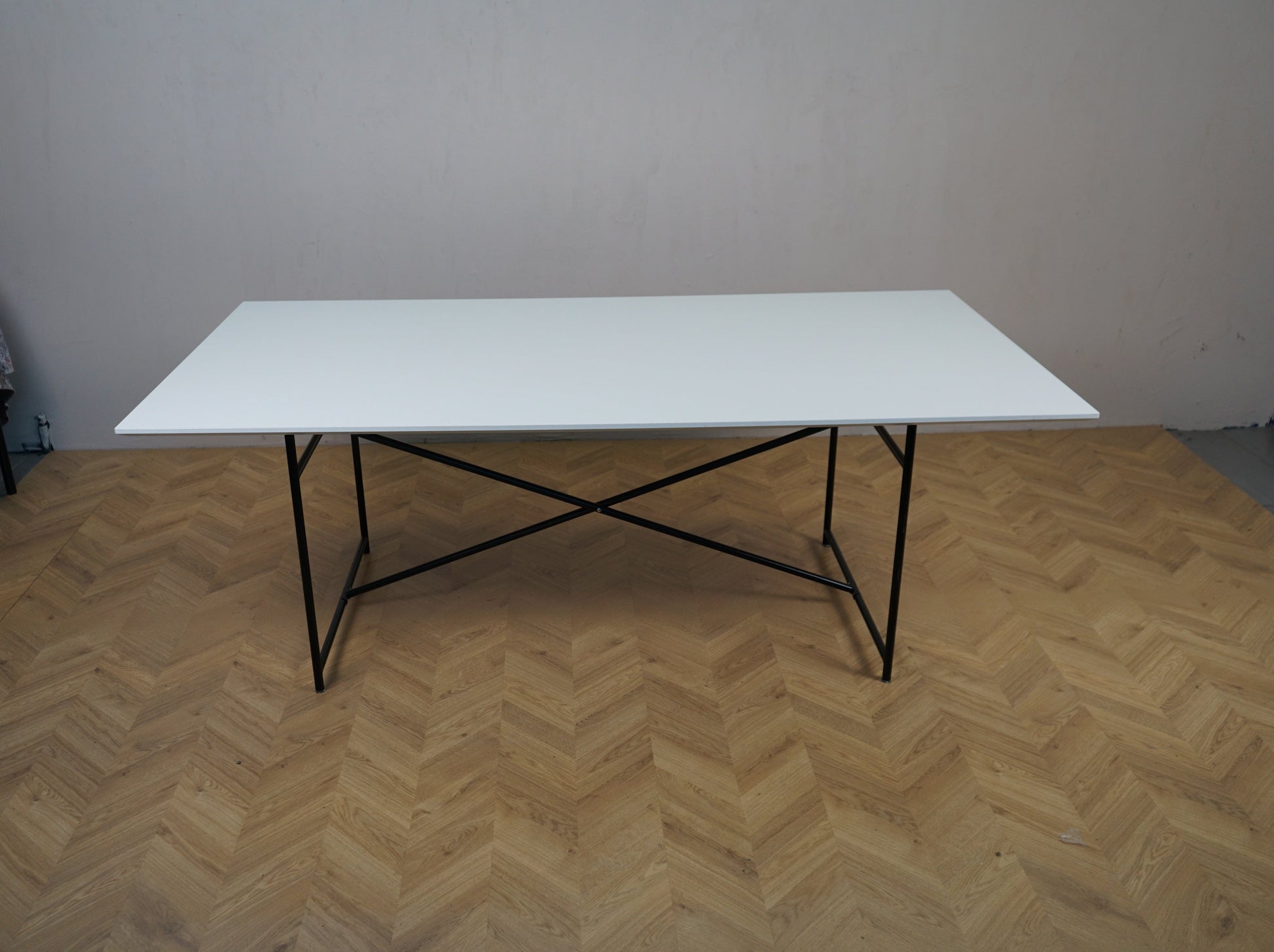 Egon Eiermann spisebord i hvidt laminat 200x110 cm set forfra.