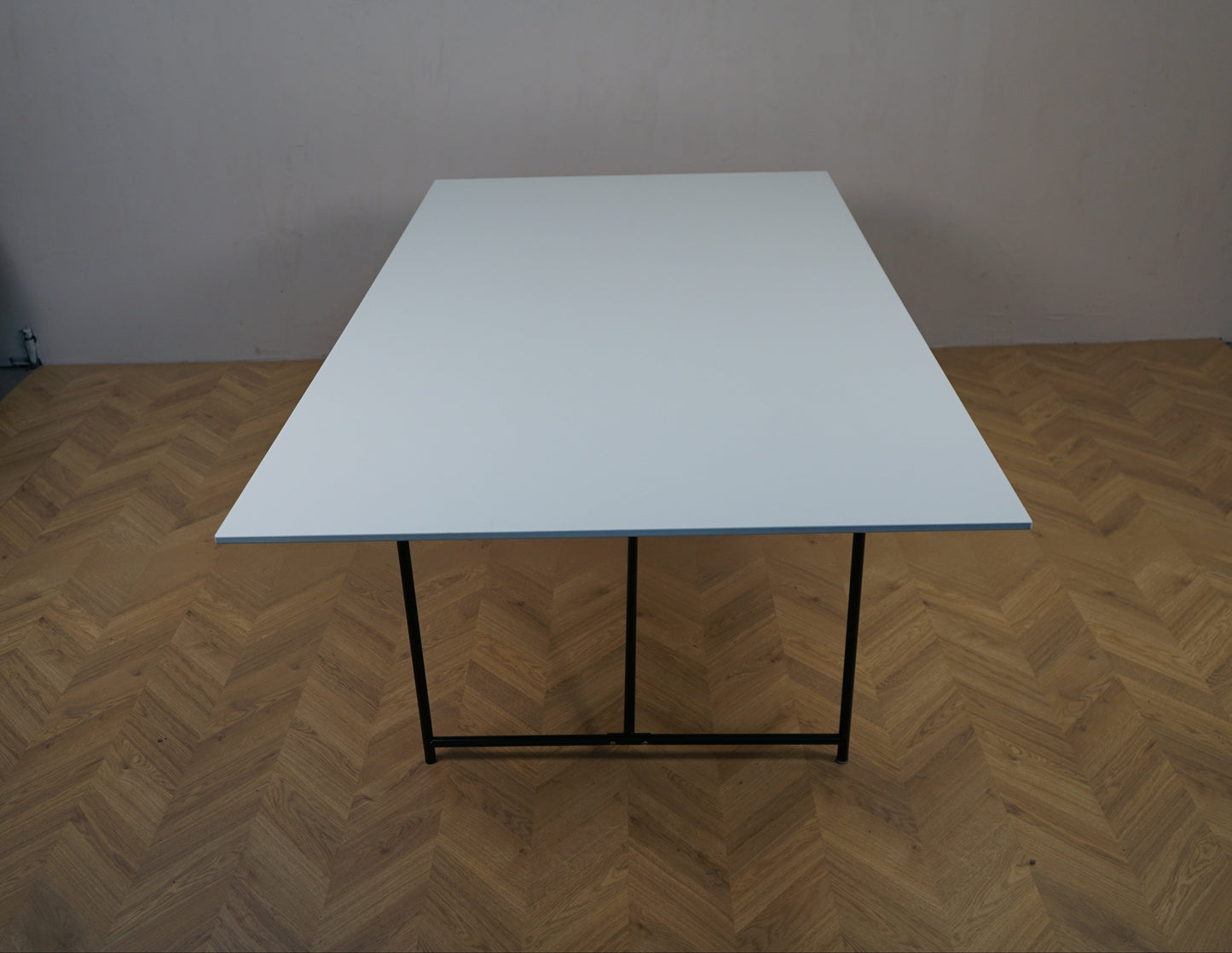 Egon Eiermann spisebord i hvidt laminat 200x110 cm set fra siden.