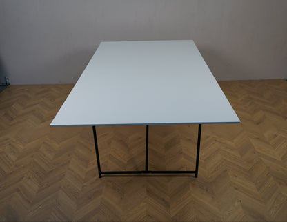 Egon Eiermann spisebord i hvidt laminat 200x110 cm set fra siden.