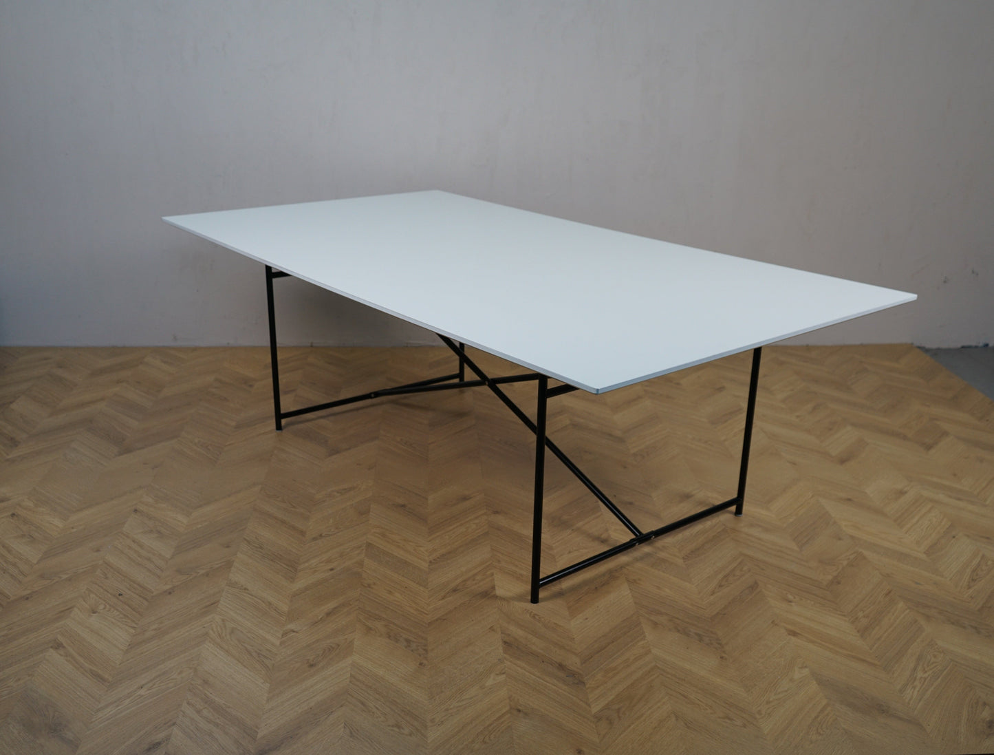 Egon Eiermann spisebord 200x110 cm fotograferet fra skrå venstre side.