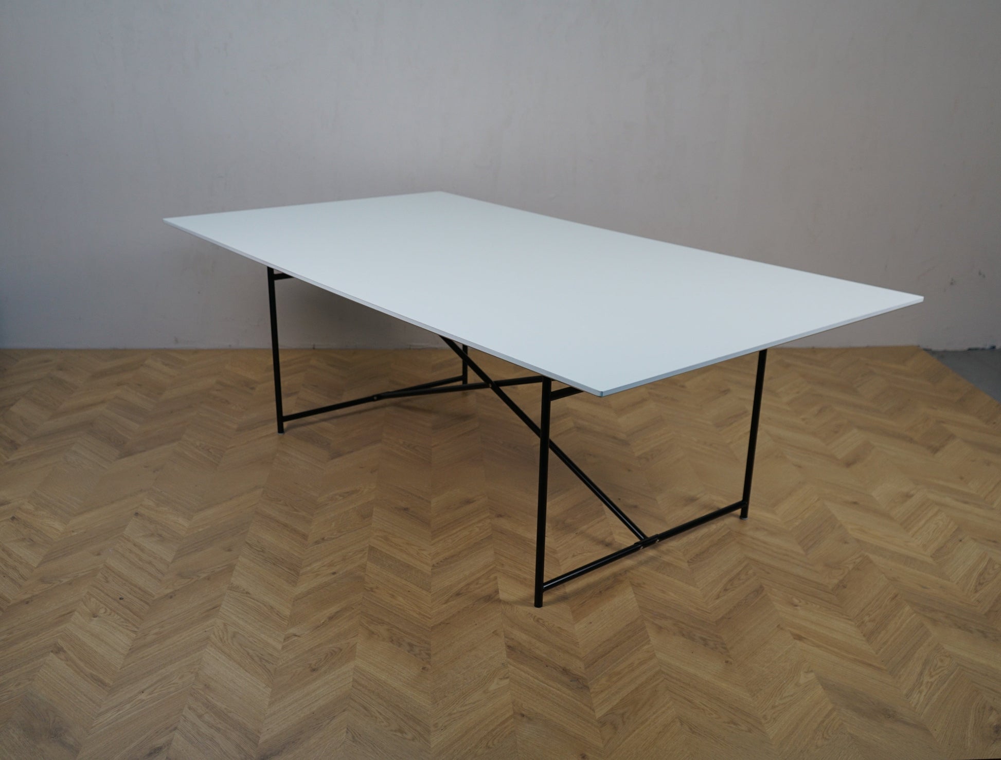 Egon Eiermann spisebord 200x110 cm fotograferet fra skrå venstre side.